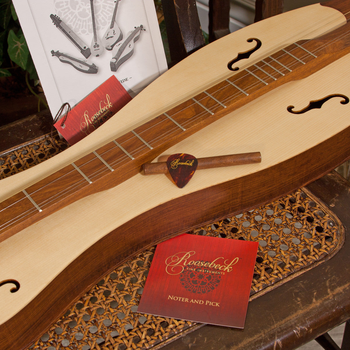 Roosebeck Appalachian Grace Mountain Dulcimer (Spruce Soundboard, 4 String, F-Scrolls, Extra String Set)