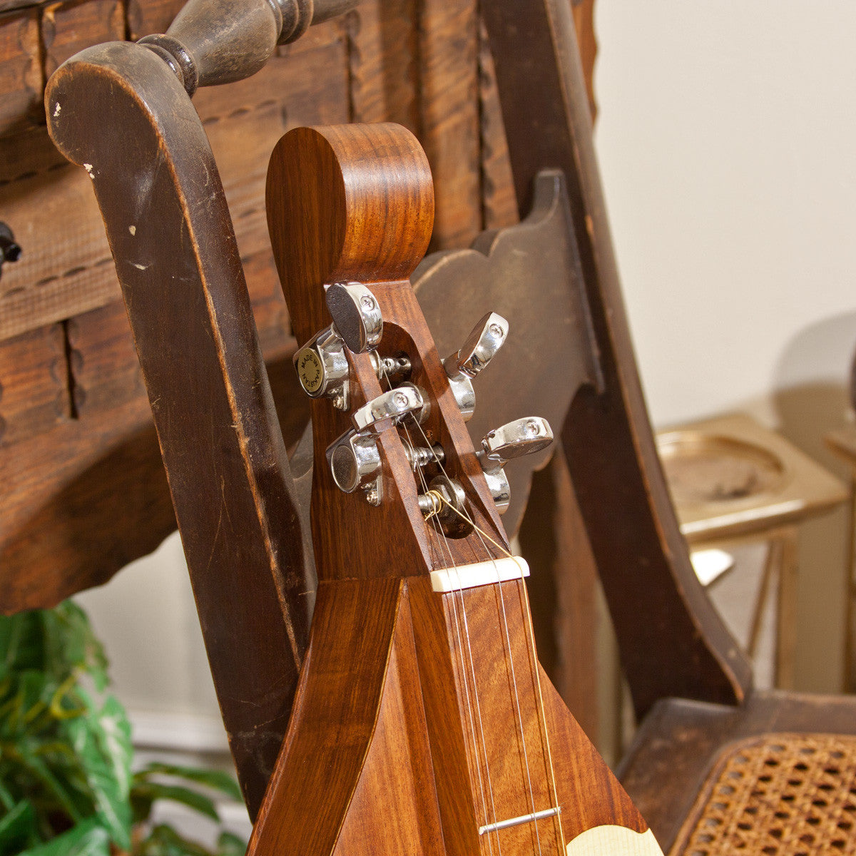 Roosebeck Grace mountain dulcimer, 4 strings, geared right angle tuners.