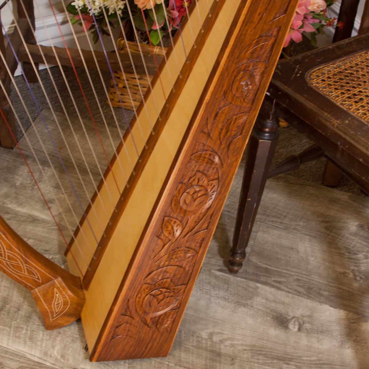 Roosebeck 29 String Minstrel Harp (Rosewood, Celtic Thistle, Chelby Levers) Extra String Set Included