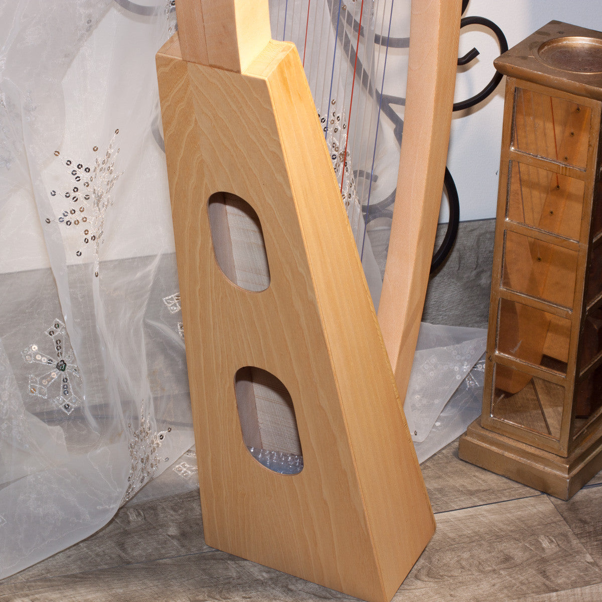Roosebeck 19 string Pixie harp Lacewood, back sound holes