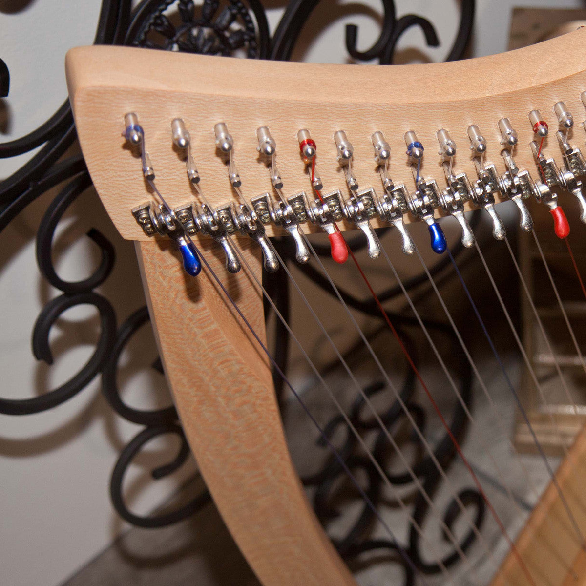 Roosebeck 19 sting Pixie harp, Lacewood, close-up of Chelby Levers