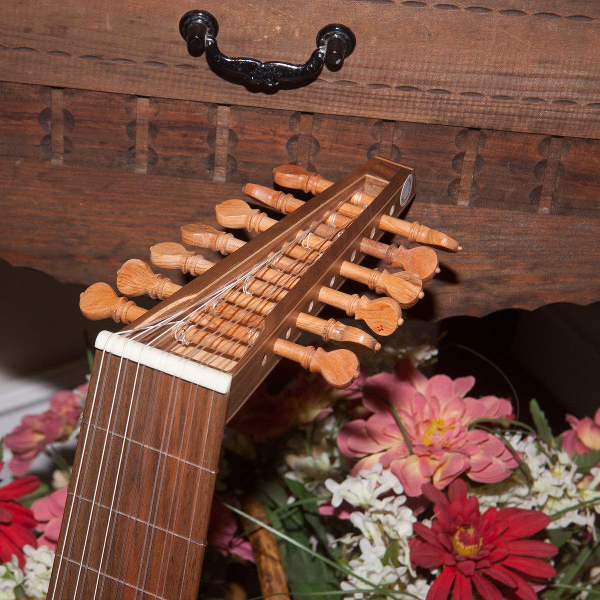Roosebeck Premium 7-Course Renaissance Lute (Walnut & Canadian Spruce, Padded Gig Bag, Extra String Set)
