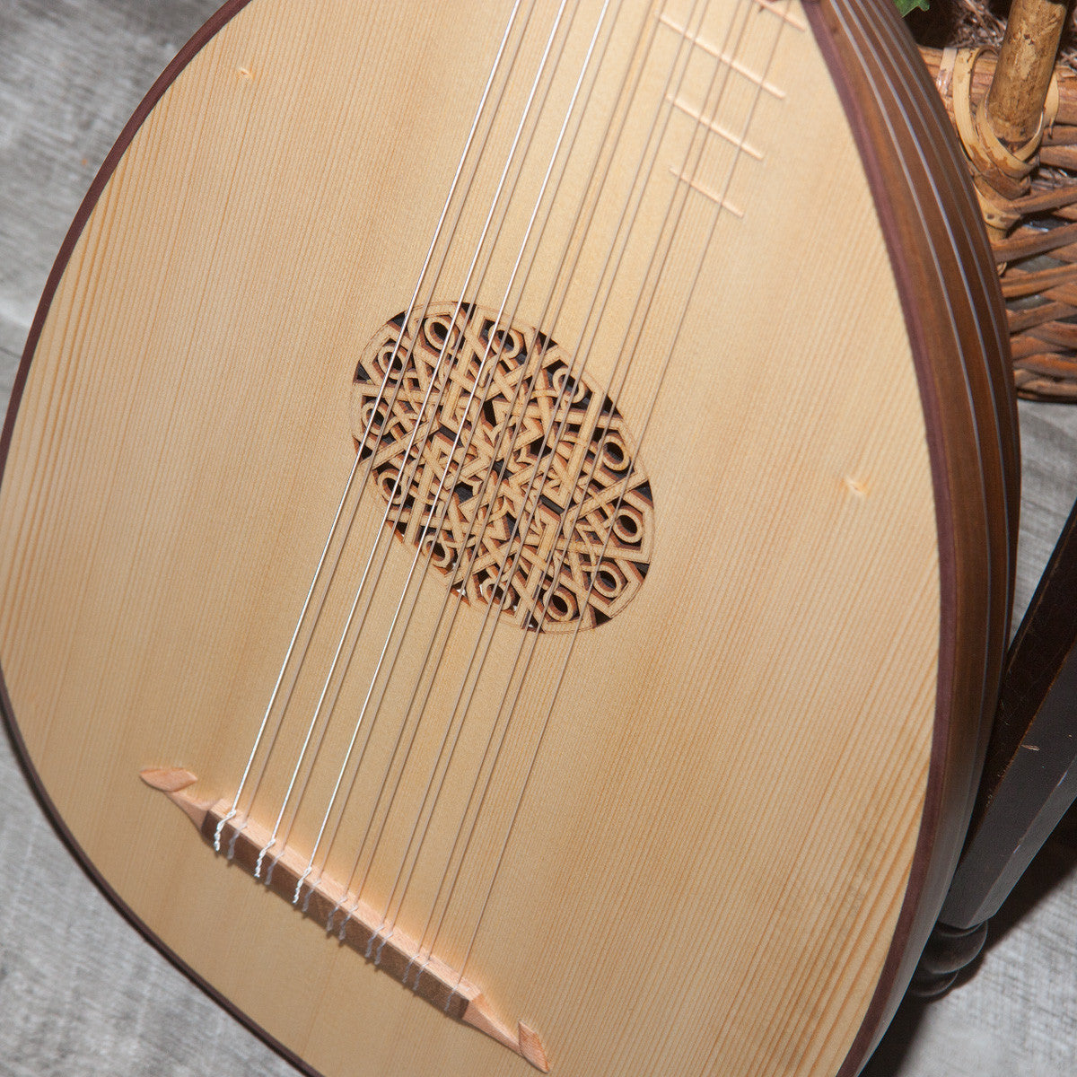 Roosebeck Premium 7-Course Renaissance Lute (Walnut & Canadian Spruce, Padded Gig Bag, Extra String Set)