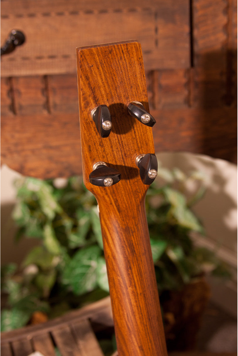 Roosebeck Baritone Baroque Ukulele (Bowl Back, Friction Tuners, Padded Nylon Case)