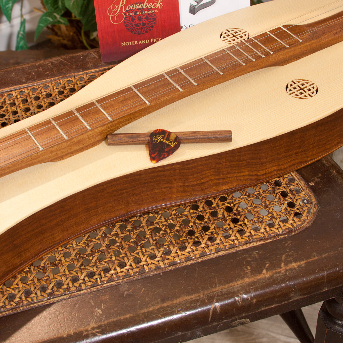 Roosebeck Emma Deluxe Mountain Dulcimer (4 String, Full Spruce Soundboard, Upgraded Tuners, 4 String, Knotwork)