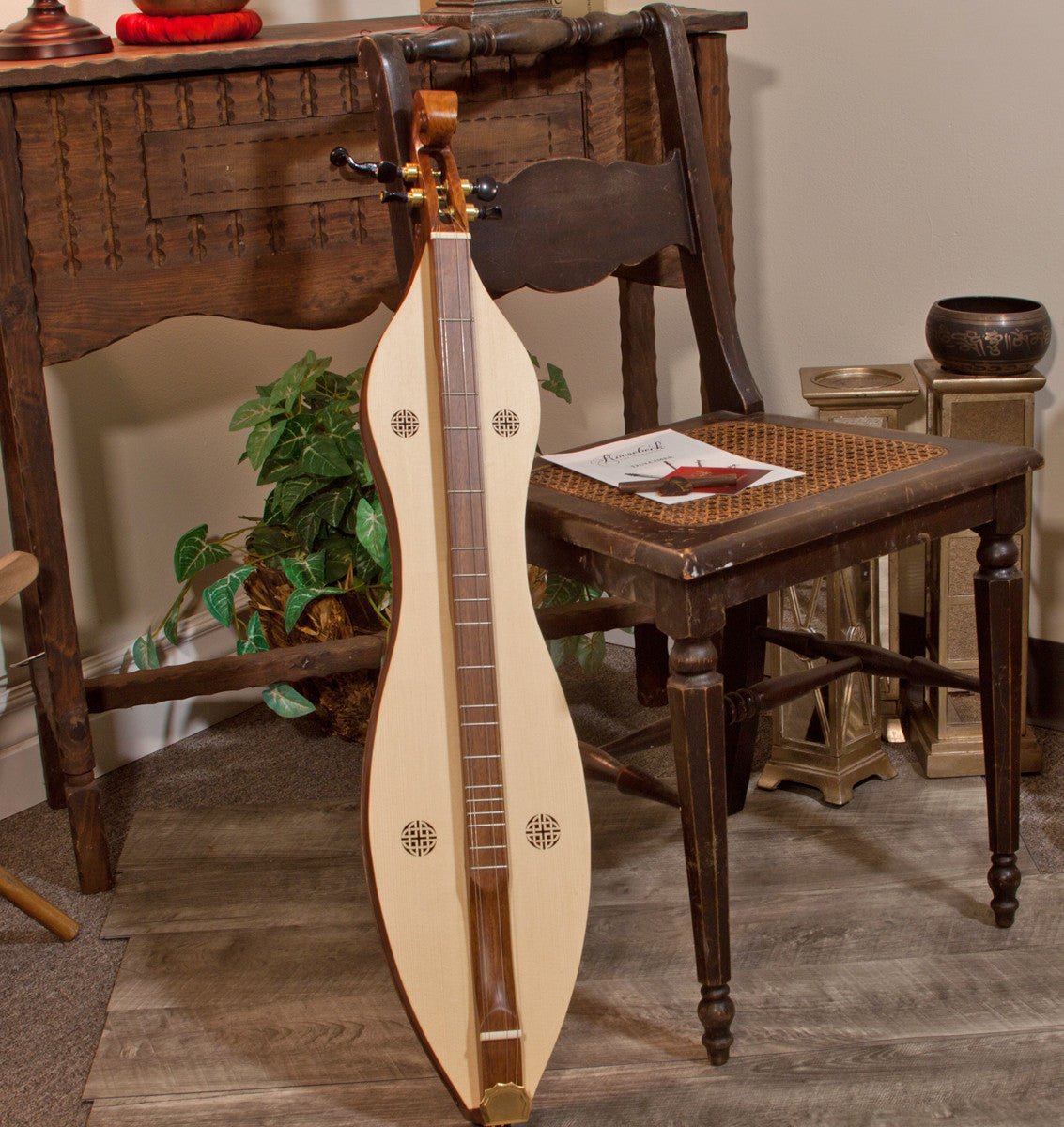 Roosebeck Emma Deluxe Mountain Dulcimer (4 String, Full Spruce Soundboard, Upgraded Tuners, 4 String, Knotwork)