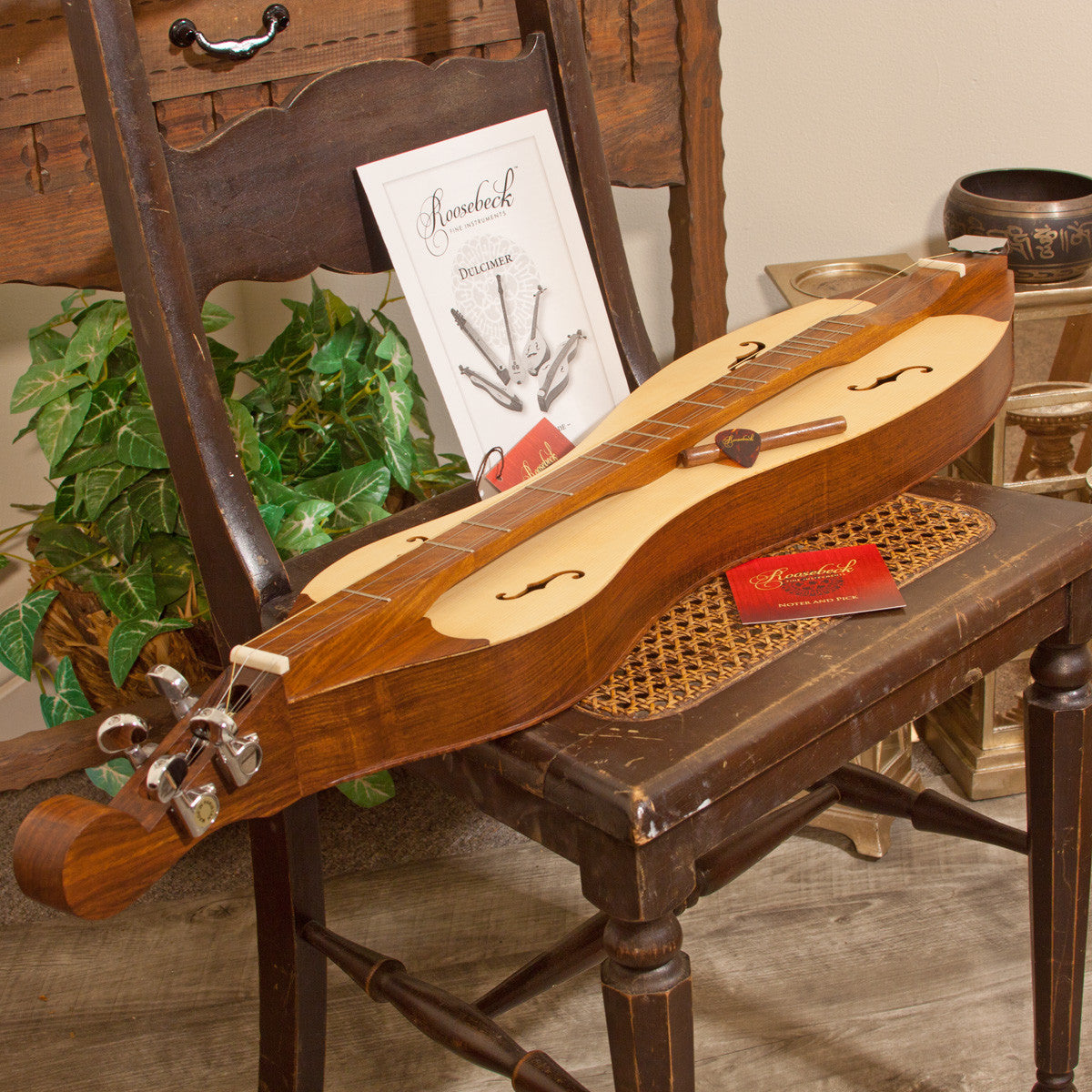 Roosebeck Grace mountain dulcimer sideview, 4 strings, vaulted fretboard.